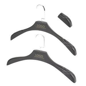 Cintres en plastique PP noir flexibles et robustes Astrid 39CM avec logo personnalisé pour hôtel, motel, auberge - Product Image 2