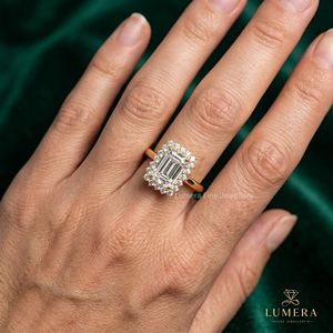 Bague de mariage de luxe en or jaune, blanc et rose, sertie d'un diamant de laboratoire taille fantaisie éclatant, avec halo d'émeraudes - Product Image 6