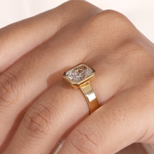 Anillo de compromiso solitario SATVIK RATNA de 2 quilates con diamante cultivado en laboratorio de corte radiante, certificado IGI, en oro de 14K, con banda ancha tipo cigarro y engaste de bisel. - Product Image 3