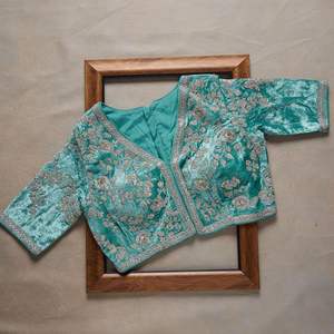 Sari de fantasía para mujer con hermosa secuencia y chaqueta de trabajo múltiple Zari - Product Image 1