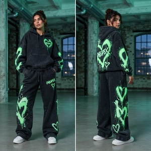 Ensemble survêtement pour femme avec sweat-shirt à capuche noir imprimé graffiti cœur et pantalon large vert fluo, tenue streetwear deux pièces - Product Image 3