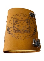 Journal en cuir véritable à couverture rigide, motif chat avec phases lunaires, impression UV, reliure cousue, fermeture C-Lock en laiton antique, pages à bords festonnés, agenda