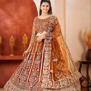 Ensemble de lehenga choli de mariée en tissu filet papillon avec bordure en fausse fourrure, broderie papillon, design traditionnel, matériaux recyclés, pour mariage - Product Image 1