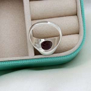 แหวนเงินแท้ 925 ประดับพลอยทับทิมทรงกลมธรรมชาติแบบคาโบชอง ยี่ห้อ Memoria Jewels ขายส่ง - Product Image 3