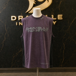 Camiseta sin mangas estilo Y2K, estilo streetwear, color uva empolvada, de algodón lavado, con paneles laterales de malla negra y detalles de pedrería en las costuras. - Product Image 1