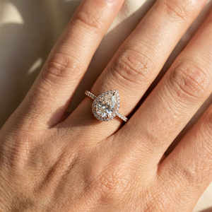 Bague solitaire en or 14K 18K avec diamant de laboratoire taille poire couleur D clarté VVS2, solitaire central avec diamants de laboratoire d'accentuation - Product Image 2