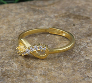 Anillo de Boda Minimalista de Plata de Ley 925 con Baño de Oro y Circonitas, Elegante y Delicado, Apilable, para Mujer - Product Image 3