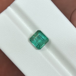 Esmeraldas Naturales de Zambia, Peso 2.50 Quilates, Gema de Esmeralda Natural de Zambia, Corte Octogonal Verde Intenso, Gema Suelta Facetada para Joyería - Product Image 1