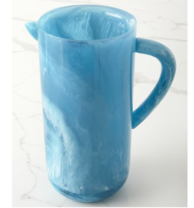 Carafe en résine de qualité supérieure pour servir l'eau, avec poignée bleue et design marbré rouge, à prix abordable - Product Image 2