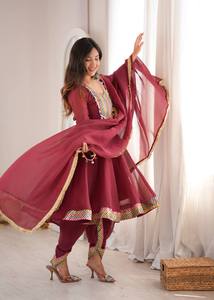 Presentamos para esta temporada de bodas nuestro nuevo traje Salwar Tulip Farshi de diseñador con top acampanado reversible y elástico para Diwali. - Product Image 2