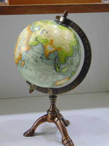 Globo terráqueo educativo de metal moderno con acabado en latón antiguo y mapa giratorio, pieza decorativa. - Product Image 6