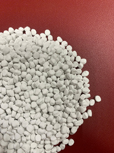 Masterbatch Blanc à Haute Teneur en CaCO3, Blancheur et Luminosité Élevées, Haute Dispersion, Compatibilité avec les Résines de Base (PE, PP, PS, ABS) pour le Moulage par Soufflage et les Films Soufflés - Product Image 1
