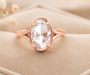 Bague de fiançailles solitaire en diamant de laboratoire taille ovale, fermoir boîte vintage, or 14 carats plaqué rhodium, bijoux de mariage - Product Image 4