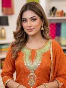 Elegante Conjunto de Kurti y Pantalón con Detalles de Espejo y Dupatta Texturizada – Ropa Étnica de Diseño para Mujer - Product Image 2