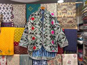 Chaqueta de Algodón Bordada Reversible y Transpirable, Estilo Boho Kantha, Hecha a Mano, Textil Indio - Product Image 1
