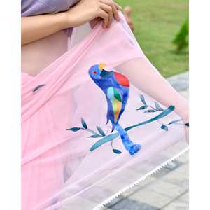 ผ้าซารีสีชมพูหรูหรา ลายเพ้นท์มือสไตล์ชาติพันธุ์ ผ้าจอร์เจตต์ชีฟอง สำหรับงานแต่งงานอินเดีย ชุดสำหรับงานปาร์ตี้ ผู้หญิง พร้อมเสื้อคลุม ใส่ได้ทุกฤดู - Product Image 2