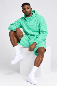 Conjunto Deportivo Ligero Cortavientos para Hombre, Chaqueta con Capucha y Pantalones Cortos, Ropa Deportiva Personalizada de Dos Piezas, Atuendo Casual para Exteriores - Product Image 5
