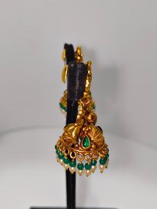 Boucles d'oreilles Jhumka en or massif 22 carats, style antique, motif Lakshmi, faites à la main, avec émeraudes vertes et perles naturelles - Product Image 3