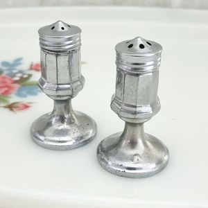 Ensemble de salières et poivrières en acier inoxydable pour cuisine moderne, restaurant et table de salle à manger - Product Image 1