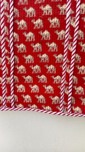 Nuevo Bolso Tote Acolchado de Algodón Rojo, Estilo Bohemio Elegante, Hecho a Mano, con Cierre, Estampado Tradicional de Camello y Asas de Dos Rayas - Product Image 2