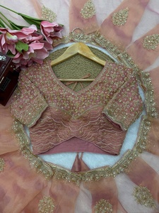 Sari rose avec broderies dorées et perles pour les mariages traditionnels indiens, pour femmes, de Samp Corporation - Product Image 6