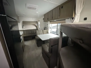 Camping-car de luxe d'occasion 2020 2023 2024 2025 F-o-r-e-s-t R-i-v-e-r S-a-l-e-m Cruise Lite 261BHXL - Product Image 3
