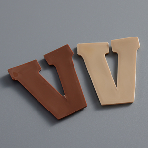 Patch en caoutchouc 3D personnalisé en forme de lettre V, en PVC souple, gaufré, imperméable, durable, à coudre ou à coller avec une boucle auto-agrippante pour vêtements, chapeaux, sacs, vestes, sacs à dos - Product Image 6