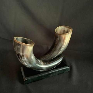 Corne à boire artisanale en corne de buffle de style naturel avec support en fer, technique de polissage écologique pour une utilisation toute saison - Product Image 3