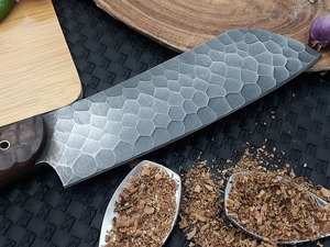 Cuchillo de Chef de Acero al Carbono Forjado a Mano, Mango de Madera, Funda de Resina, Acabado Satinado, Estilo Artesanal, Hoja Ambidestra de 6-7.9 Pulgadas - Product Image 5