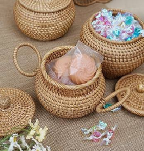 Cesta de almacenamiento para ropa con marco de metal ovalado, reforzada con una base de ratán natural tejido, disponible a precios de mayorista. - Product Image 6