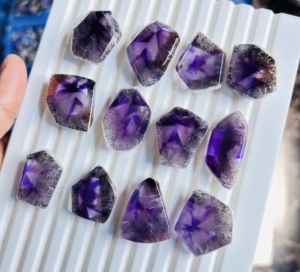 Tranches d'améthyste de haute qualité, cabochons de pierres précieuses en vrac, formes variées, lot de tranches d'améthyste en vrac pour la fabrication de bijoux - Product Image 2