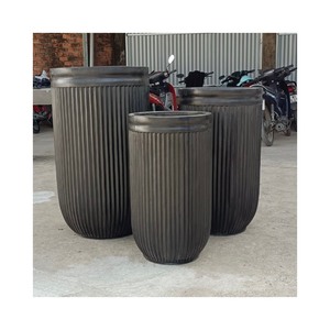 Maceta de rayas redondas y altas de lujo que aporta elegancia moderna a los patios resistentes a la intemperie para prósperos arreglos florales de jardín al aire libre - Product Image 5