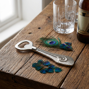 Ouvre-bouteille en forme de plume de paon, fabriqué en métal argenté de qualité supérieure, avec des détails gravés élégants, parfait pour les bars de luxe à domicile. - Product Image 2