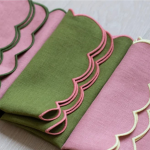 Serviette en lin brodée avec marguerite et fleurs sauvages-Parfait pour votre mariage d'arrière-cour,, pendaison de crémaillère, mariage - Product Image 1