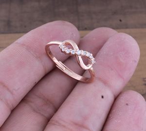 Anillo de Flor en Oro Rosa, Anillo Delicado con Rosa, Anillo de Compromiso Floral, Joyería Inspirada en la Naturaleza, Regalo de Aniversario para Él - Product Image 1