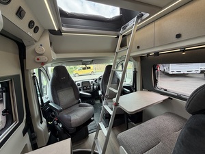 Autocaravana de alta calidad 1200 RLT 4 PLAZAS CON TECHO ELEVABLE, recién llegada, coches impecables en venta - Product Image 4