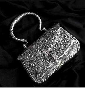 Bolsos de metal grabados con textura artística para accesorios de moda, fiestas, regalos, eventos y compradores mayoristas de todo tipo. - Product Image 4