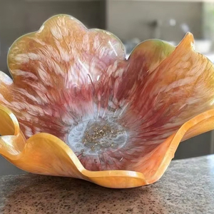 Bol à fleurs en résine fait main, corail orange et or, plat de présentation pour fruits, plat de service tendance avec texture - Product Image 1