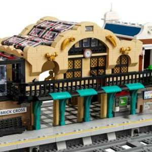 ตัวต่อแบบโมดูลาร์รุ่นใหม่ปี 2025 รหัส 910034 ชุดสถานีรถไฟพร้อมวิวถนน ของเล่นตัวต่อ DIY ของขวัญสำหรับเด็ก - Product Image 5