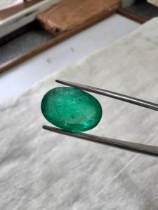 Émeraude naturelle zambienne de 6,20 carats, taille ovale, pierre précieuse non montée |   Pierre précieuse verte authentique pour la vente en gros et l'exportation de bijoux fins - Product Image 5
