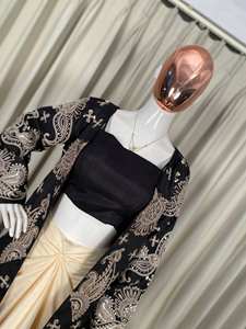 ชุดเซ็ต 3 ชิ้น สไตล์ชาติพันธุ์ ดีไซน์หรูหรา ตกแต่งด้วยงานปักดิ้น ผ้าไหมบังลอรี เสื้อแจ็คเก็ตครอปท็อป และกระโปรงผ้าเครป - Product Image 2