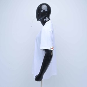 Camiseta Blanca de Manga Corta para Hombre, Cuello Redondo, 100% Algodón Jersey, Corte Regular, Color Sólido, Logotipo en la Manga Izquierda, Venta al Por Mayor - Product Image 4