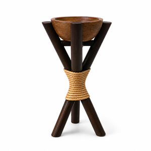 Quemador de incienso rústico de madera con diseño de trípode, cuenta con un recipiente de grano natural suelto que está firmemente atado con una cuerda trenzada. - Product Image 2