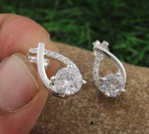 Boucles d'oreilles pendantes délicates en argent plaqué avec pierres CZ, serties à griffes, style minimaliste de luxe, pour femme, bijoux de fête, vente en gros - Product Image 1