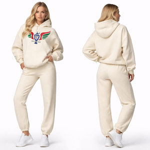 ชุดเซ็ตฮู้ดดี้โอเวอร์ไซส์สำหรับผู้หญิง เสื้อสเวตเชิ้ตผ้าฟลีซลำลองและกางเกงจ็อกเกอร์ ชุดกีฬา สตรีทแวร์ พร้อมโลโก้สั่งทำ ชุด 2 ชิ้น - Product Image 1
