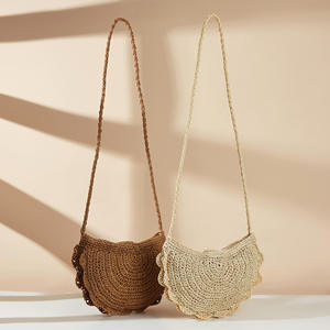 Complementa tus conjuntos de fin de semana favoritos con este encantador bolso de hilo natural con solapa frontal festoneada y correa para el hombro. - Product Image 3