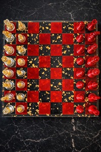 Jeu d'échecs moderne en résine écologique fait main, pièces noires translucides, plateau de jeu de luxe, artisanat en résine personnalisable - Product Image 3