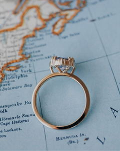 Bague de fiançailles classique en or 18 carats avec saphir, taille ovale, sertissage pavé, bijoux fins pour femmes - Product Image 3