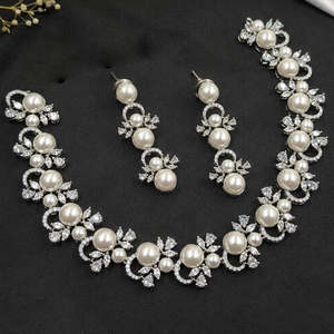 ชุดสร้อยคอโชคเกอร์สุดหรู - ประดับด้วยหินออสเตรียและไข่มุก ดีไซน์งดงาม - Product Image 1