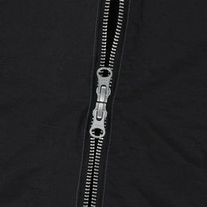 ชุดวอร์มไนลอนน้ำหนักเบาแบบซิปสำหรับผู้ชาย ทรงหลวมใส่สบาย เหมาะสำหรับฤดูร้อน ชุดเซ็ตเสื้อแจ็คเก็ตกันลมและกางเกงขาสั้นสองชิ้น - Product Image 6